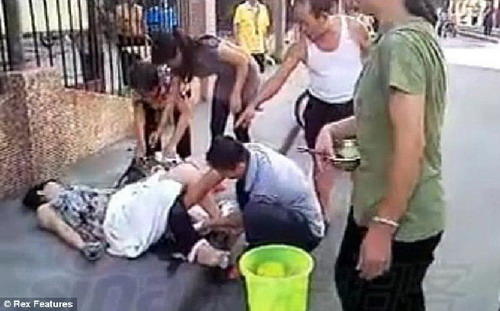 สลด หญิงจีนท้องแก่คลอดลูกกลางถนน หลังไม่มีคนช่วยพาไปโรงพยาบาล 