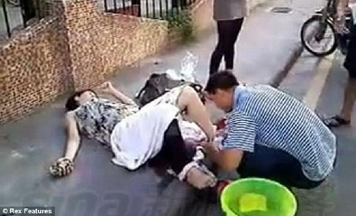 สลด หญิงจีนท้องแก่คลอดลูกกลางถนน หลังไม่มีคนช่วยพาไปโรงพยาบาล 