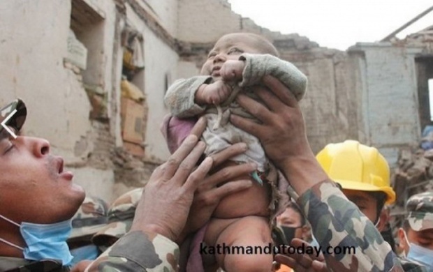 ปาฎิหาริย์!! ทารกวัย 4 เดือนกับหญิงเนปาลรอดชีวิตหลังติดอยู่ใต้ซากตึกมาราธอน