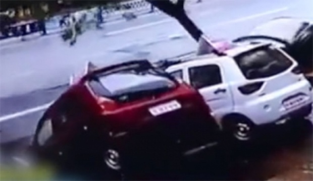 เกิดแผ่นดินไหวยุบตัวในเมืองจีน กลืนรถยนต์4คันลงหลุม(ชมคลิป)