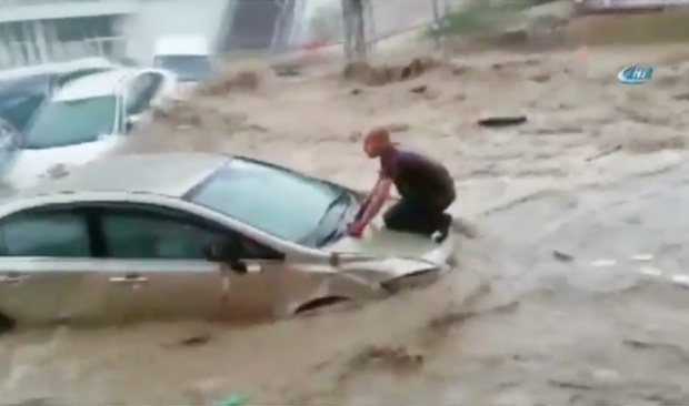 ระทึก! ฝนตกโครมเดียว น้ำท่วมซัดรถยนต์ทั้งถนนกลางกรุงอังการา คนขับดิ้นรนหนีระทึก!!