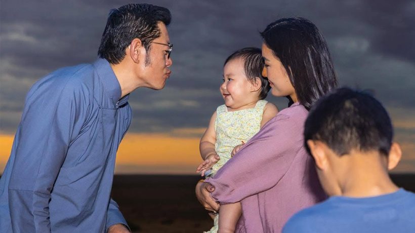 ภาพอบอุ่นใจ..คิงส์จิกมี-พระราชินี และลูกๆ ในทริปทะเลทรายโกบี