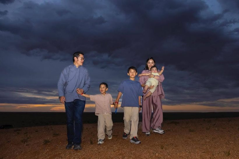 ภาพอบอุ่นใจ..คิงส์จิกมี-พระราชินี และลูกๆ ในทริปทะเลทรายโกบี