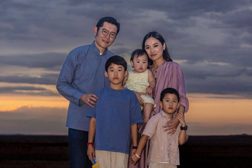 ภาพอบอุ่นใจ..คิงส์จิกมี-พระราชินี และลูกๆ ในทริปทะเลทรายโกบี