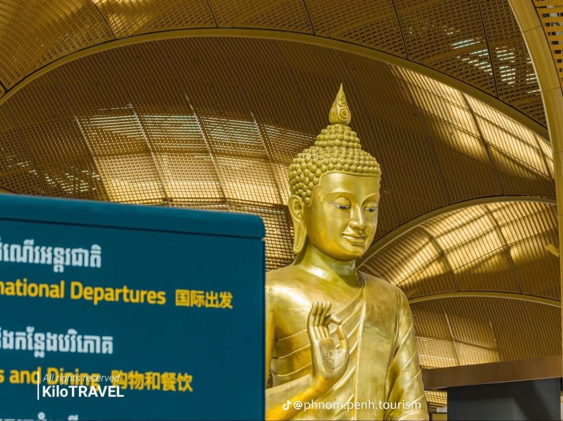 เปิดภาพ!ชาวเขมรแห่ปูเสื่อนั่งชมวิวไหว้พระ ฉลองสนามบินใหม่