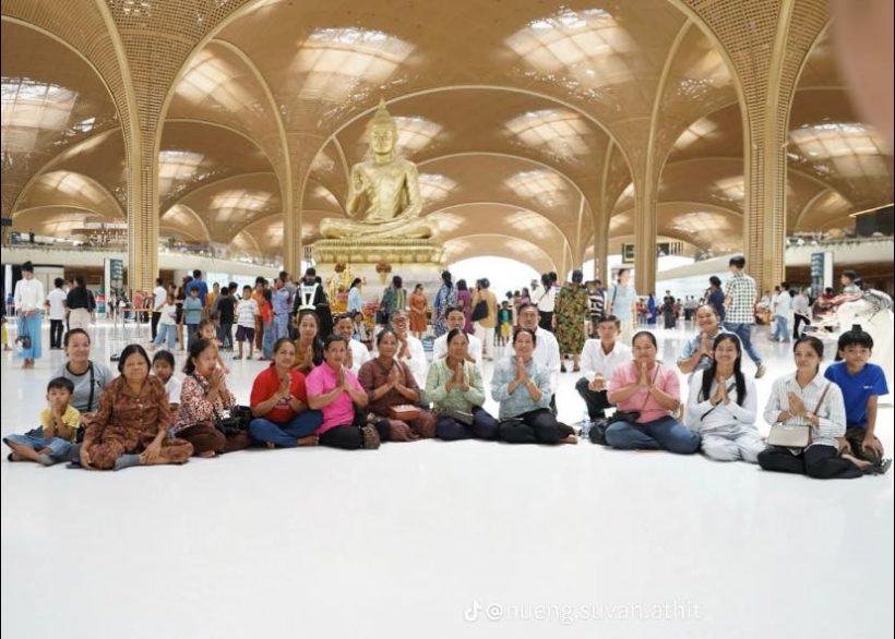 เปิดภาพ!ชาวเขมรแห่ปูเสื่อนั่งชมวิวไหว้พระ ฉลองสนามบินใหม่