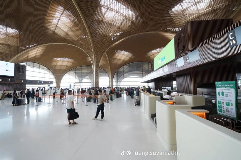 เปิดภาพ!ชาวเขมรแห่ปูเสื่อนั่งชมวิวไหว้พระ ฉลองสนามบินใหม่