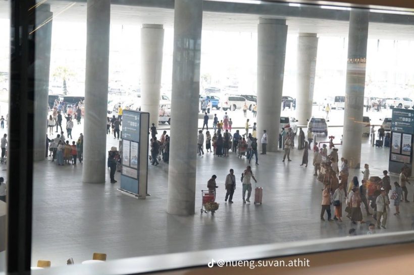 เปิดภาพ!ชาวเขมรแห่ปูเสื่อนั่งชมวิวไหว้พระ ฉลองสนามบินใหม่