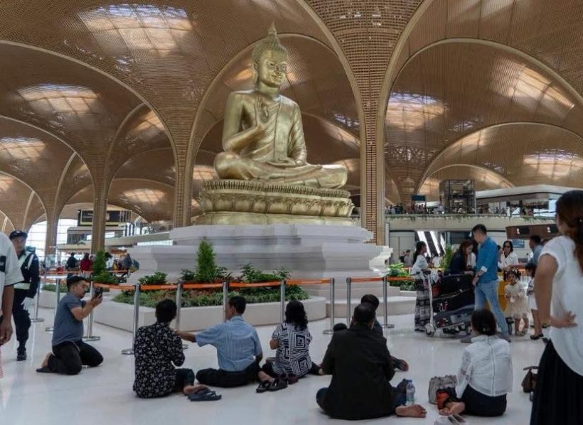 เปิดภาพ!ชาวเขมรแห่ปูเสื่อนั่งชมวิวไหว้พระ ฉลองสนามบินใหม่