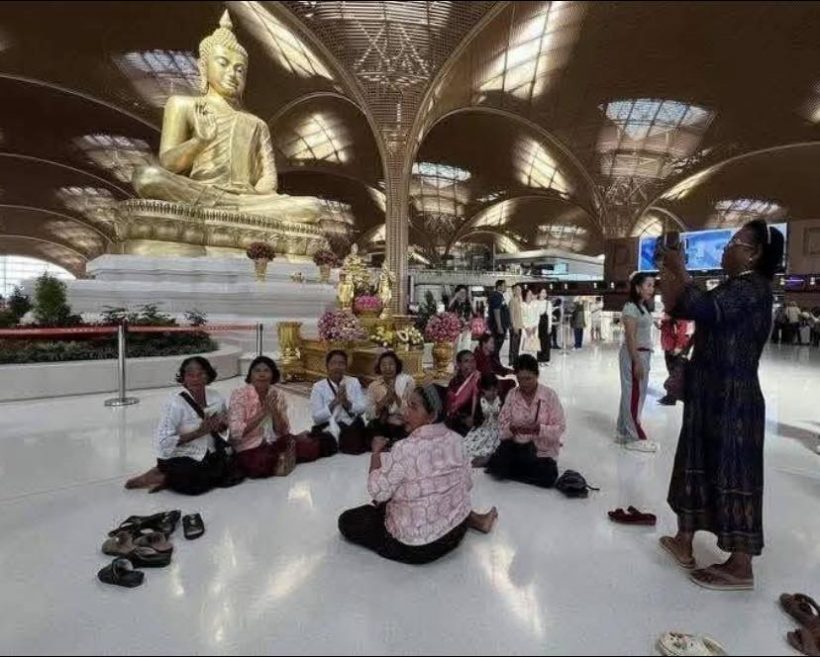 เปิดภาพ!ชาวเขมรแห่ปูเสื่อนั่งชมวิวไหว้พระ ฉลองสนามบินใหม่