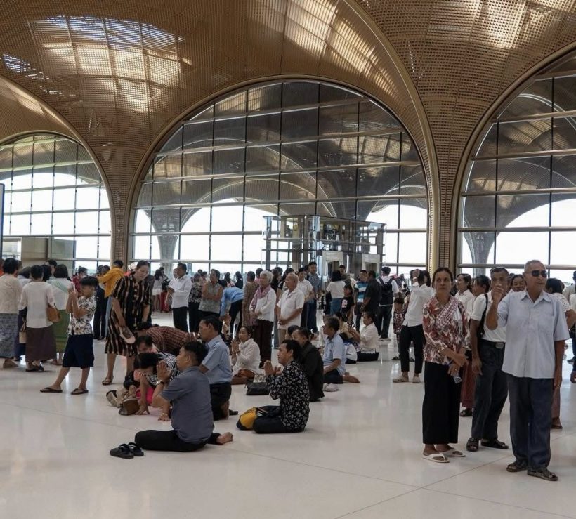 เปิดภาพ!ชาวเขมรแห่ปูเสื่อนั่งชมวิวไหว้พระ ฉลองสนามบินใหม่