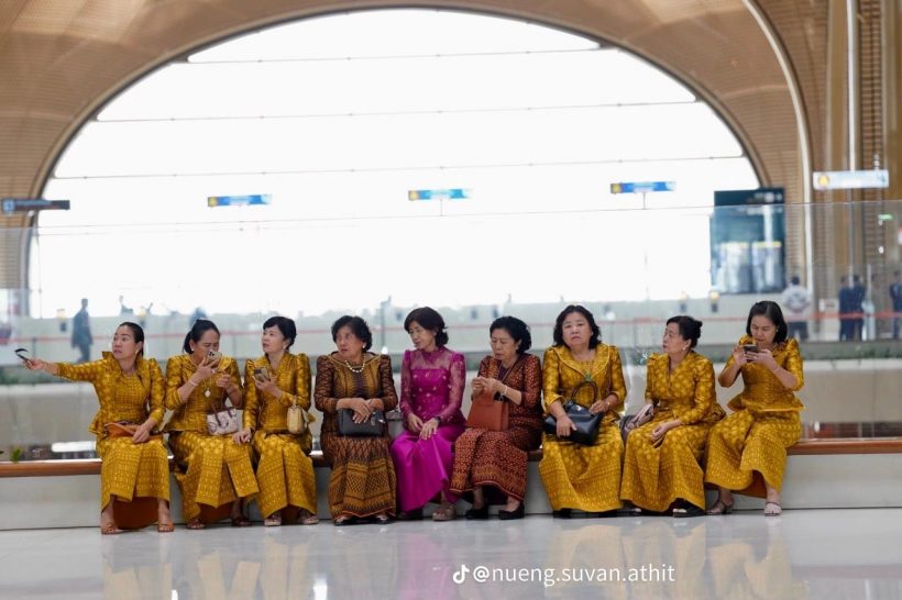 เปิดภาพ!ชาวเขมรแห่ปูเสื่อนั่งชมวิวไหว้พระ ฉลองสนามบินใหม่