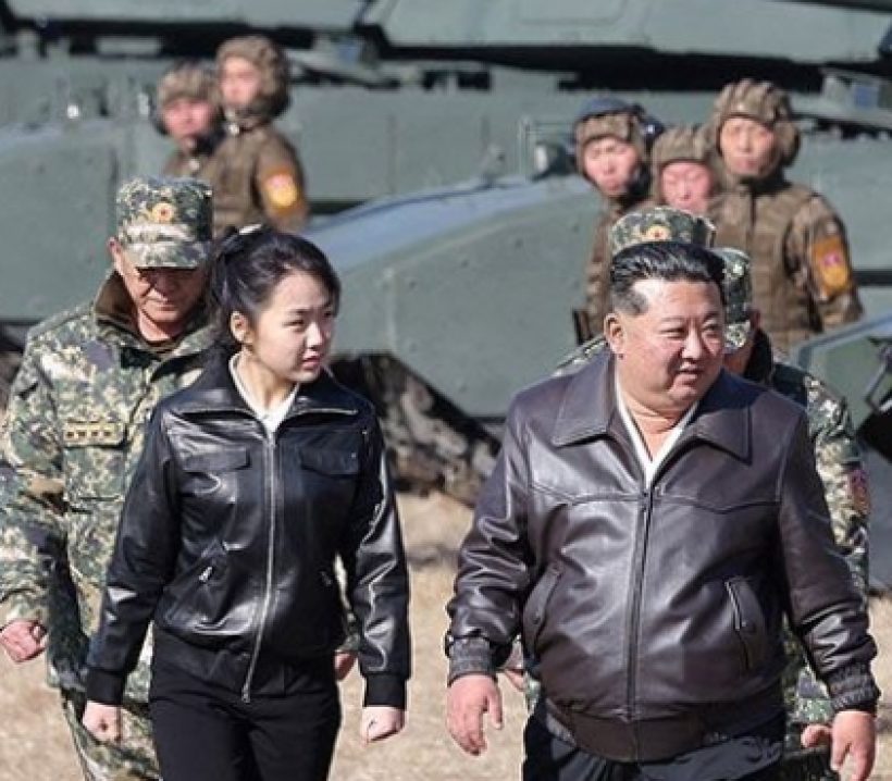 จับตาทายาท! คิมจองอึน ควงลูกสาวนั่งรถถังชมซ้อมรบ