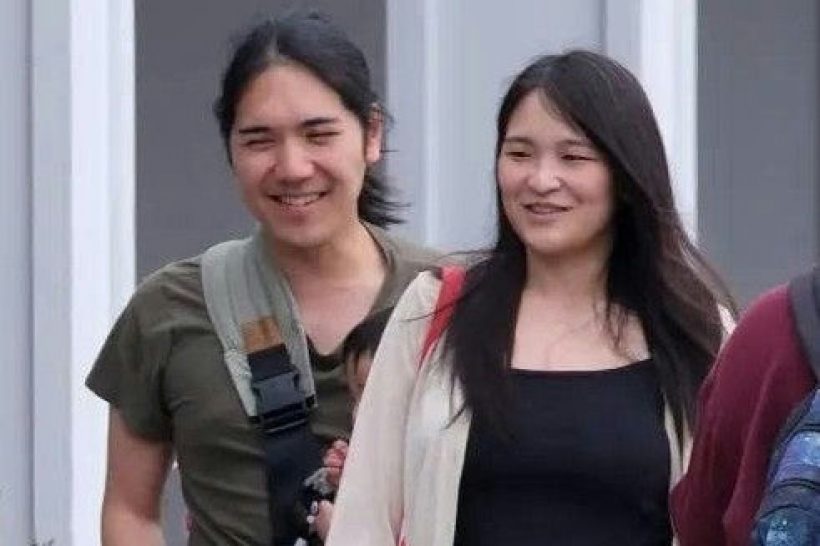 ไม่มีรถหรู! ส่องเจ้าหญิงมาโกะ ยืนรอรถเมล์แบบสุดชิล