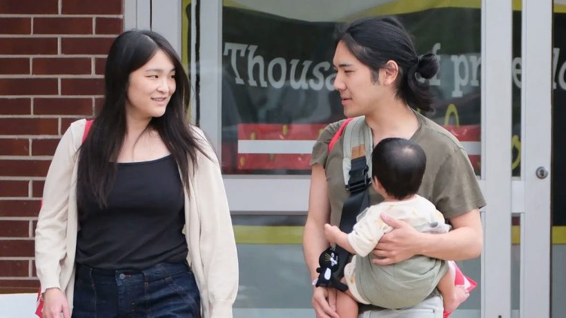 ไม่มีรถหรู! ส่องเจ้าหญิงมาโกะ ยืนรอรถเมล์แบบสุดชิล