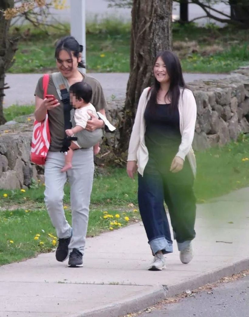 ไม่มีรถหรู! ส่องเจ้าหญิงมาโกะ ยืนรอรถเมล์แบบสุดชิล