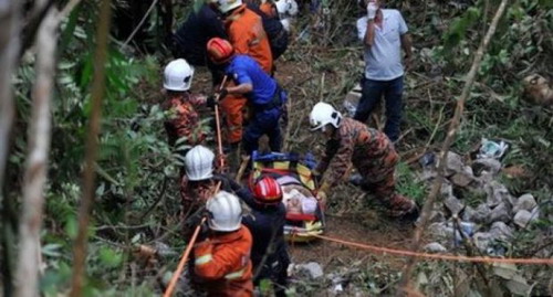 รถบัสโดยสารตกเหวในมาเลเซีย สังเวย 32 ศพ