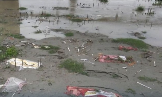 ฤดูมรสุมฝนถล่มในอินเดีย พัดศพลอยเกลื่อนในแม่น้ำคงคาอีกรอบ