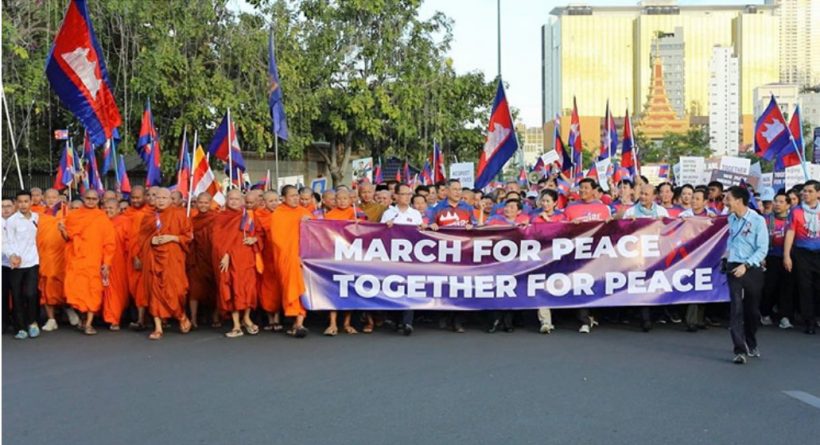 พรึ่บเต็มถนน! วัยรุ่น-พระสงฆ์เขมร รวมตัวประท้วงไทยครั้งใหญ่