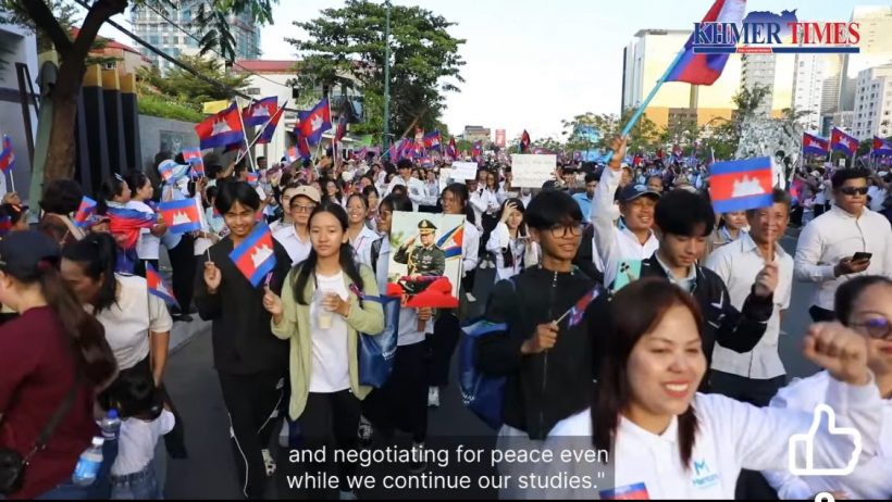 พรึ่บเต็มถนน! วัยรุ่น-พระสงฆ์เขมร รวมตัวประท้วงไทยครั้งใหญ่