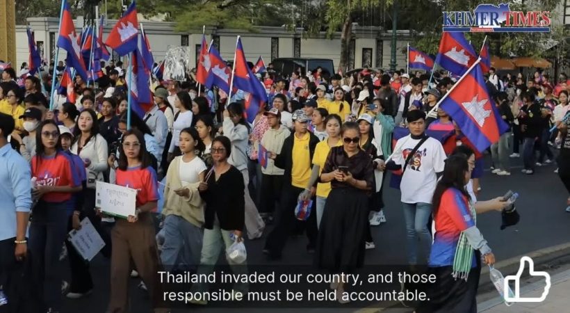 พรึ่บเต็มถนน! วัยรุ่น-พระสงฆ์เขมร รวมตัวประท้วงไทยครั้งใหญ่