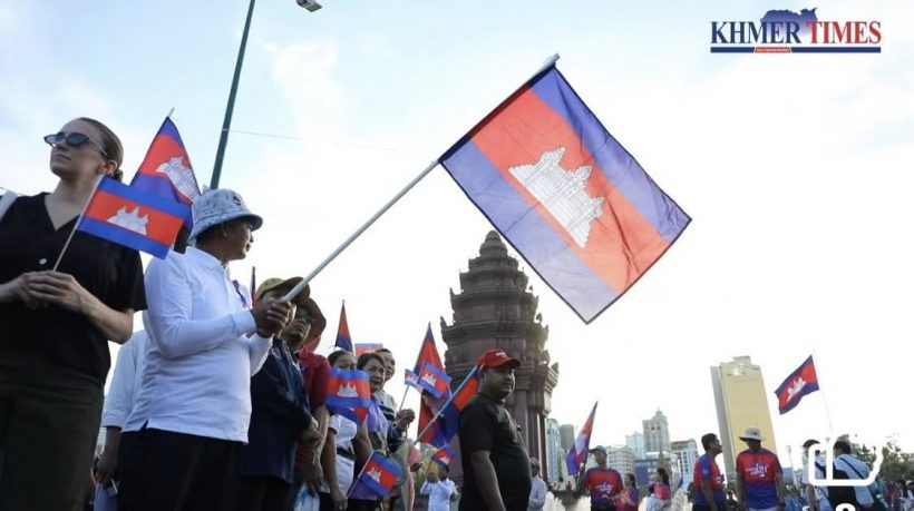 พรึ่บเต็มถนน! วัยรุ่น-พระสงฆ์เขมร รวมตัวประท้วงไทยครั้งใหญ่