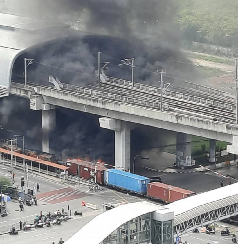 สื่อนอกตีข่าว! โศกนาฏกรรมในไทย รถไฟชนรถเมล์ไฟท่วม
