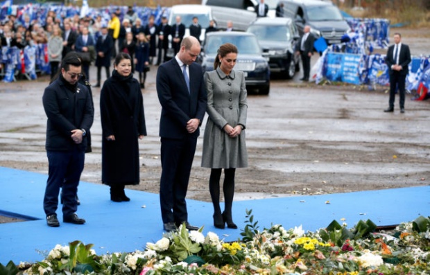 ‘เจ้าชายวิลเลียม-พระชายา’ เสด็จเยือนเลสเตอร์ทรงวางดอกไม้อาลัยเจ้าสัววิชัย