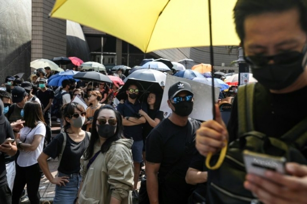 โกรธแค้นผู้ชุมนุมถูกทุบ-แทง ม็อบฮ่องกงเดินขบวน-เมินตำรวจห้าม