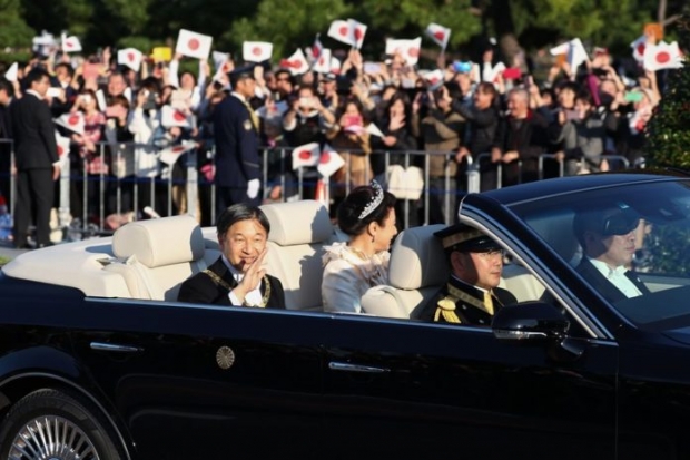 ชาวญี่ปุ่นปีติ เฝ้าฯ พระจักรพรรดิ เสด็จฯ โดยรถยนต์เปิดประทุน เฉลิมฉลองราชาภิเษก