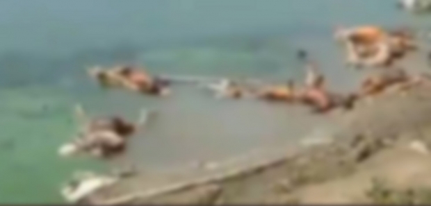 ภาพสุดสลด ศพนับร้อยลอยเกยฝั่งแม่น้ำคงคา เชื่อเป็นเหยื่อโควิด-19
