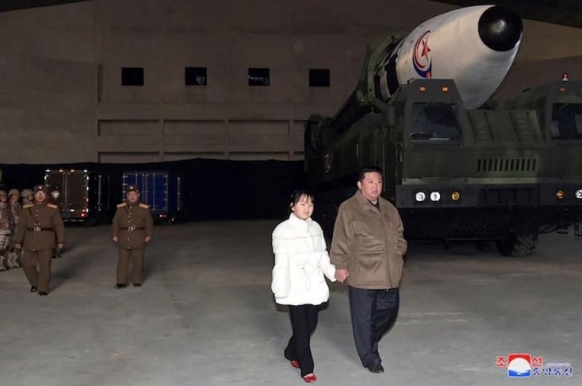 ฮือฮา! เผยภาพลูกสาว คิม จอง อึน ปรากฏตัวครั้งแรกต่อชาวโลกพาชมการทดสอบขีปนาวุธ