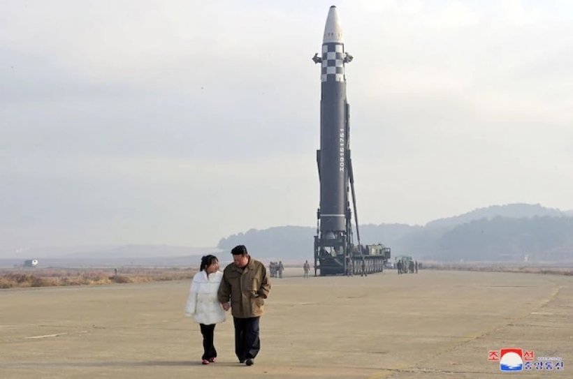 ฮือฮา! เผยภาพลูกสาว คิม จอง อึน ปรากฏตัวครั้งแรกต่อชาวโลกพาชมการทดสอบขีปนาวุธ