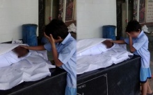 ภาพสุดสะเทือนใจ!! ลูกชายยืนร้องไห้อยู่ข้างศพพ่อ ดึงคนแห่บริจาคช่วย 1.4 ล้าน