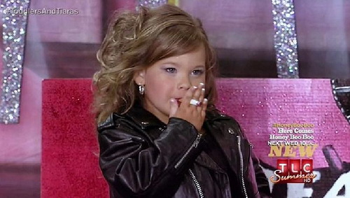 ผู้ชมมะกันช็อก เด็กหญิงสี่ขวบแรงจัด สูบบุหรี่ระหว่างแสดงโชว์ 