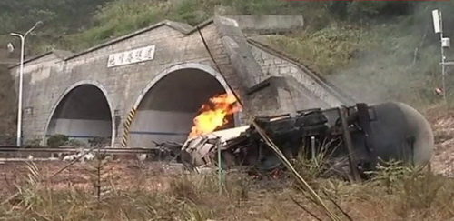 รถบรรทุกแก๊ซพลิกคว่ำในจีน จนท.ดับเพลิง ตาย 3 ศพ
