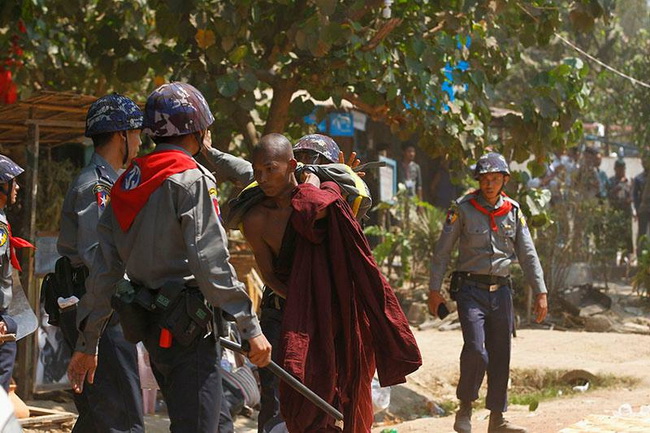ตร.พม่าใช้กำลังบุกเข้าสลายการชุมนุมของเหล่านักศึกษา!!