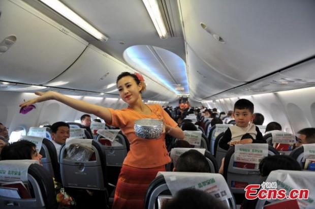สายการบินจีนสร้างสีสัน ให้แอร์โฮเตสเต้นระบำสาดน้ำบนเครื่อง