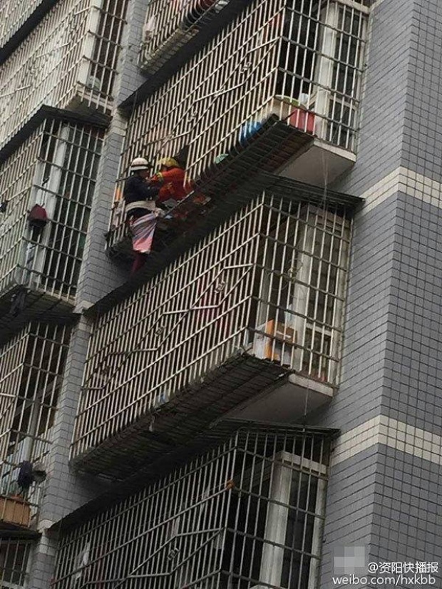 ชายจีนน้ำใจงาม ปีนไปช่วยเด็กแต่ตัวเองกลับติดอยู่บนตึก