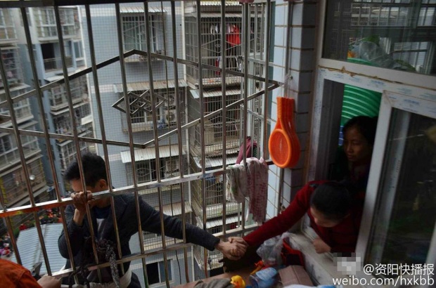 ชายจีนน้ำใจงาม ปีนไปช่วยเด็กแต่ตัวเองกลับติดอยู่บนตึก