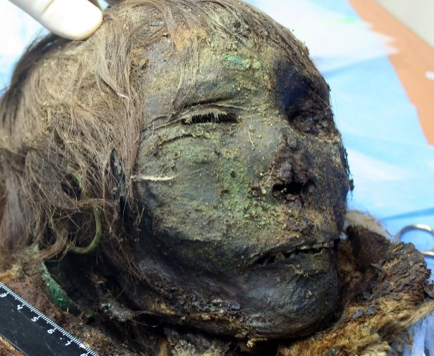 มันจะขนลุกหน่อยๆอ่ะ! นักโบราณคดีขุดพบ ‘มัมมี่สาว’ อายุ 900 ปี สภาพสมบูรณ์ ผม-ขนคิ้ว ไม่หลุดร่วง!