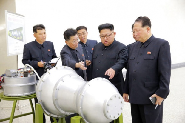 นายคิม จองอึน ผู้นำสูงสุดเกาหลีเหนือตรวจสอบการโหลดระเบิดไฮโดรเจนเข้ากับขีปนาวุธข้ามทวีป ภาพเผยแพร่เมื่อ 3 ก.ย.  (Korean Central News Agency/Korea News Service via AP)