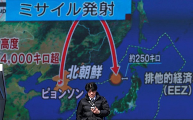 จอภาพข่าวญี่ปุ่นแสดงกราฟิก เส้นทางขีปนาวุธของเกาหลีเหนือที่ตกในทะเลญี่ปุ่น