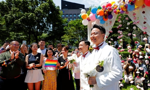 ไต้หวัน จัดพิธีสมรสคู่รักเพศเดียวกัน ครั้งประวัติศาสตร์ในเอเชีย