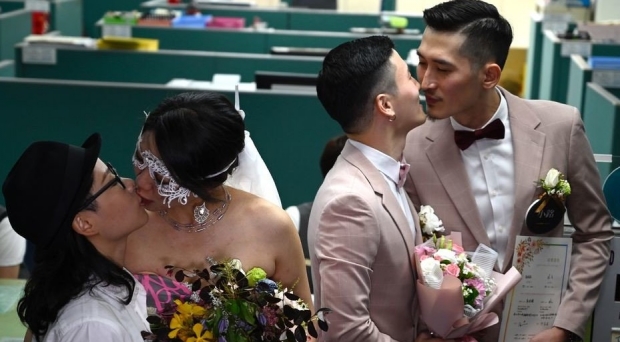 ไต้หวัน จัดพิธีสมรสคู่รักเพศเดียวกัน ครั้งประวัติศาสตร์ในเอเชีย