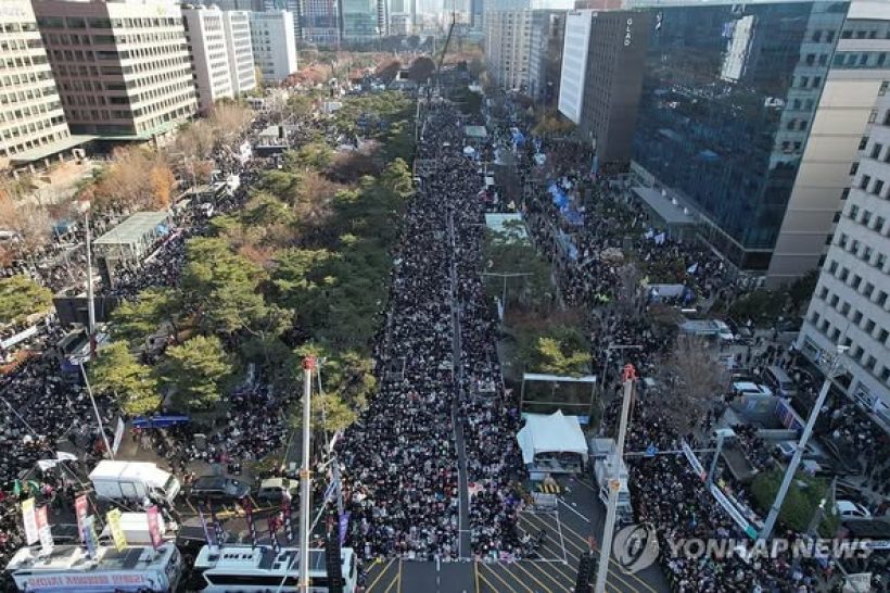 ไม่รอด! มติถอดถอน ยุนซอกยอล พ้นตำแหน่งประธานาธิบดี