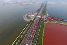 นักท่องเที่ยวแห่ชม ทะเลสาปน้ำเค็มสีแดงในจีน