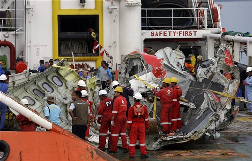 พบกล่องดำ-ส่วนลำตัวQZ8501 นักประดาน้ำเตรียมเก็บกู้วันนี้