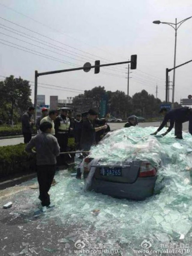 สยอง!รถพ่วงจีนทำกระจกร่วงใส่รถคันอื่น ดับ3ราย!!