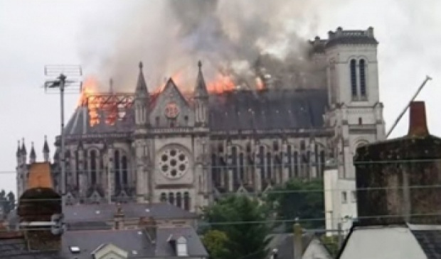 ไฟไหม้โบสถ์เก่าแก่ในฝรั่งเศส นักแสวงบุญแตกฮือวิ่งหนีตาย 
